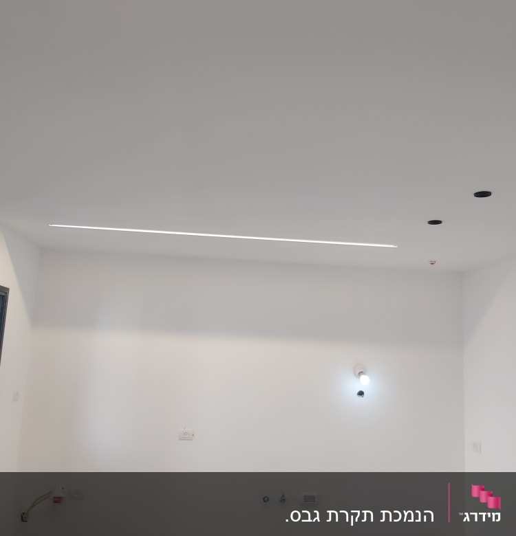 תקרה עם גופי תאורה שקועים וגבס חלק